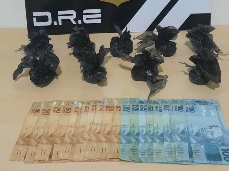 Ao todo foram apreendidos nove pacotes de cocaína embutidos na parede, que somados, totalizaram aproximadamente 300 gramas de droga e R$ 1.600,00 (Foto: Divulgação/Polícia Civil)