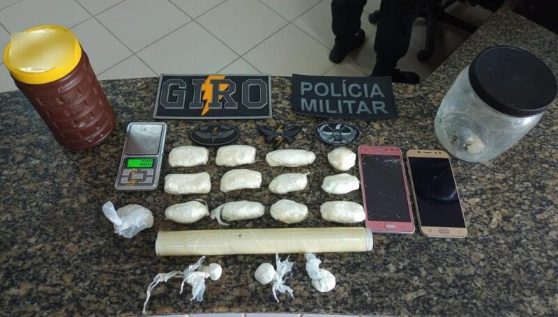 Drogas estavam escondidas em baixo da cama, em uma sapateira e em cima da geladeira (Foto: Divulgação)