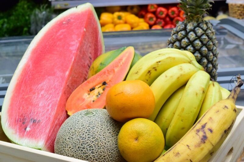 Parte da produção agrícola de frutas, hortaliças, grãos, poupas, legumes, verduras, além de alimentos agroecológicos frescos e saudáveis, são comprados e doados para escolas e associações sem fins lucrativos (Foto: Nilzete Franco/FolhaBV)