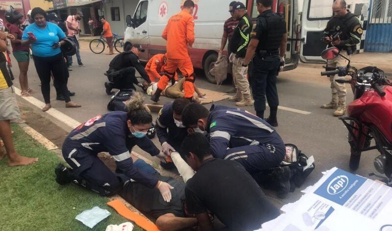 Homens colidiram após idoso na bicicleta avançar preferencial (Foto: Lílith Áquila/FolhaBV)