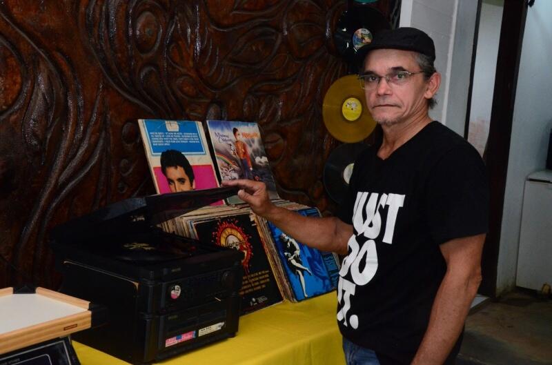 Marcone Carvalho é colecionador de discos e livros (Foto: Nilzete Franco/FolhaBV)