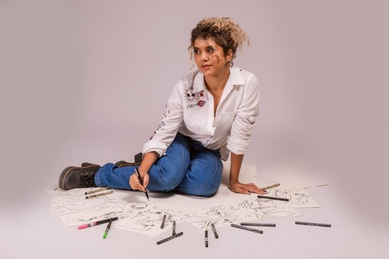 Nascida em Roraima, em 1996, Hipácia Carolina “cresceu desenhando” (Foto: Giovanne fotografia)