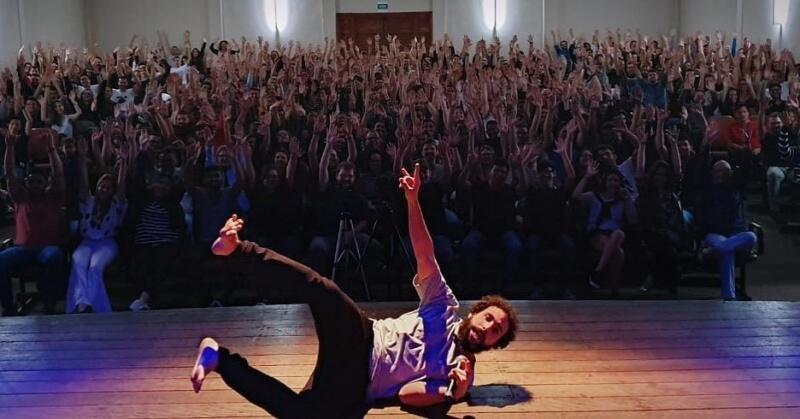 Dessa vez, o comediante apresenta o espetáculo “Um Stand Comedy qualquer (Foto: Divulgação)