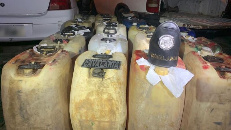 Policiais apreenderam 18 recipientes de combustível, 14 deles cheios de gasolina comum (Foto: Divulgação)