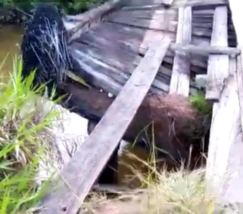 A ponte quebrada dificulta a passagem de veículos e causa perigo para os condutores (Foto: Reprodução)