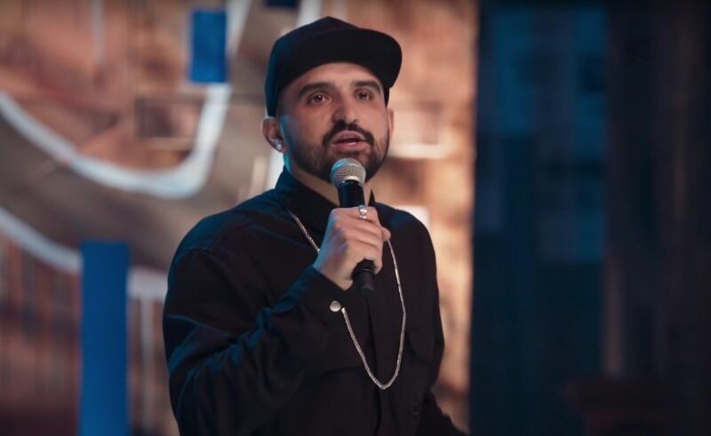 O artista é  fenômeno de público e crítica por onde passa, já participou dos maiores festivais de comédia do Brasil.(Foto: Divulgação)