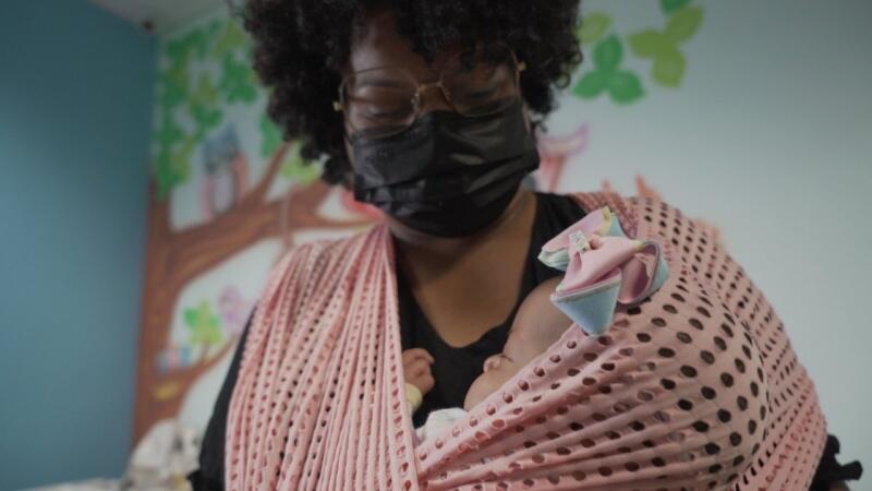 Yana Lima conta que a privação de sono era um dos seus maiores medos em relação a maternidade, mas criar uma rede de apoio com amigos e familiares foi essencial. (Foto: Arquivo Pessoal)
