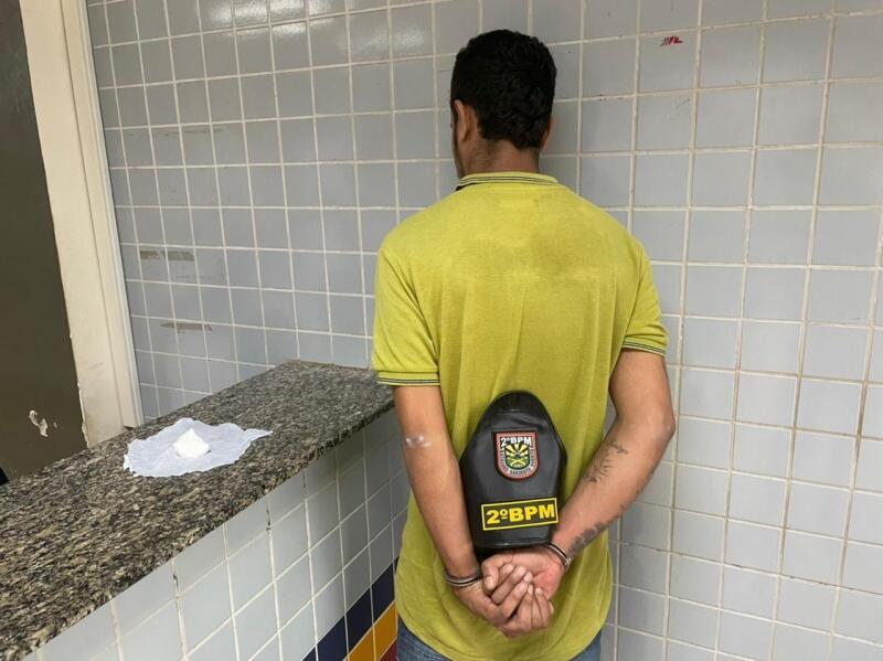 Diante dos fatos, W.E.P. e a droga foram apresentados na Central de Flagrantes para as providências legais e cabíveis (Foto: Divulgação)