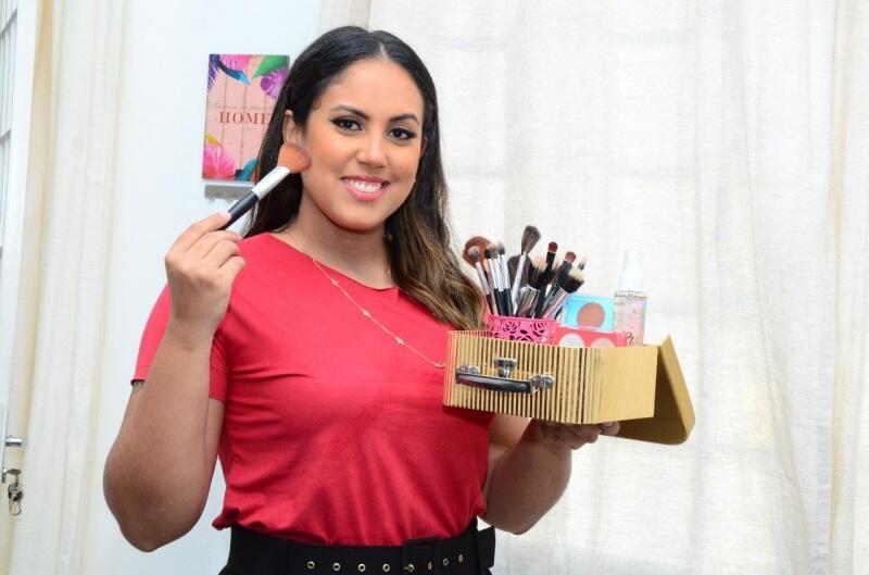 Lisandra Santos (Lis Santos), tem 30 anos e trabalha na área há cerca de seis meses (Foto: Nilzete Franco/FolhaBV)