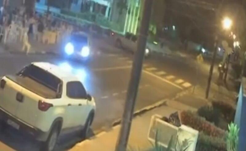 Vídeo que circula nas redes sociais mostra o momento exato do acidente (Foto: Reprodução)