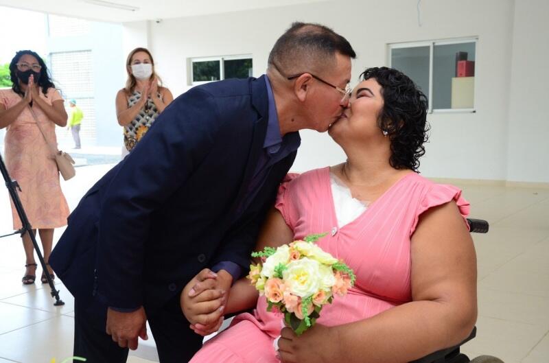 A cerimônia teve muita emoção e direito a chuva de arroz, jogada do buquê e muito amor (Foto: Nilzete Franco/Folha BV)