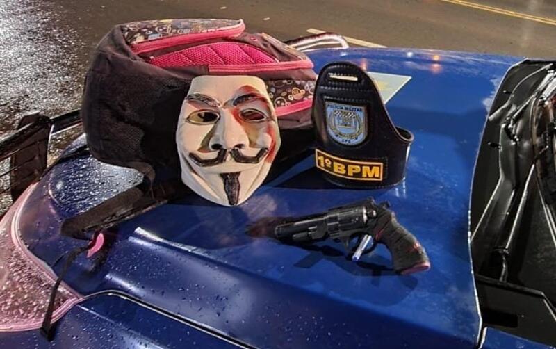 Com ele, foi apreendido um simulacro de arma de fogo e uma máscara de Da Vinci, geralmente, usada por criminosos (Foto: Divulgação)