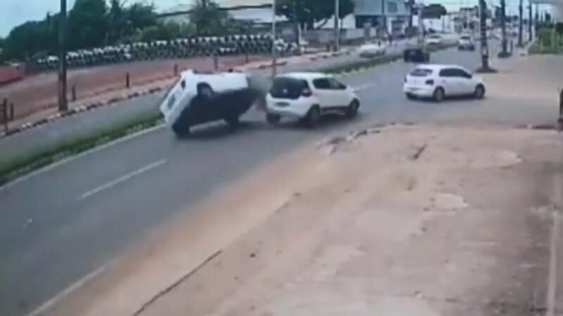 Imagens de segurança mostram o momento do acidente no Centenário (Foto: Reprodução)