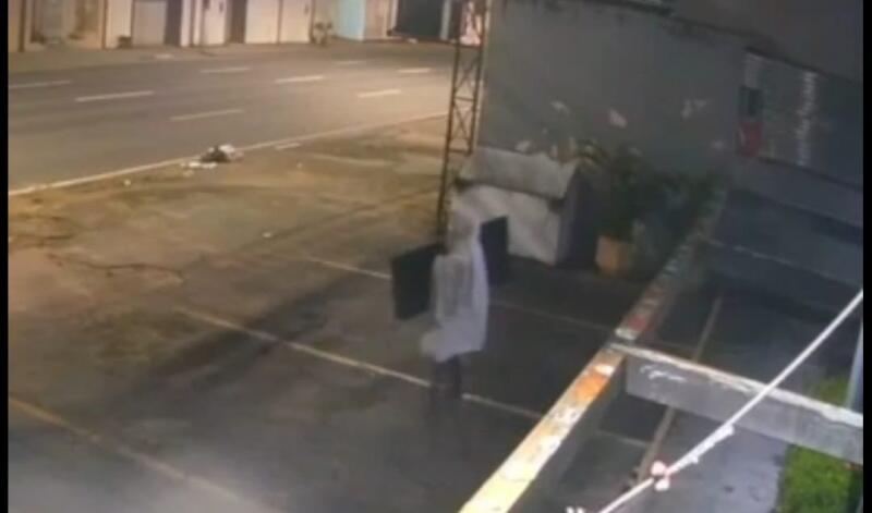 Os criminosos quebraram a porta de vidro e furtaram uma televisão de 50 polegadas (Foto: Reprodução)