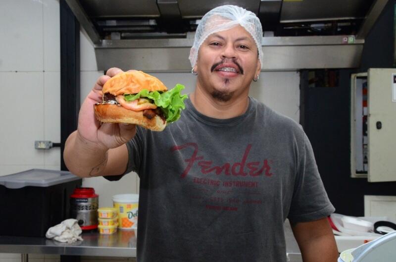 Dymerson Andrade começou a vender hambúrguer após assistir vídeos na internet (Foto: Nilzete Franco/Folha BV)