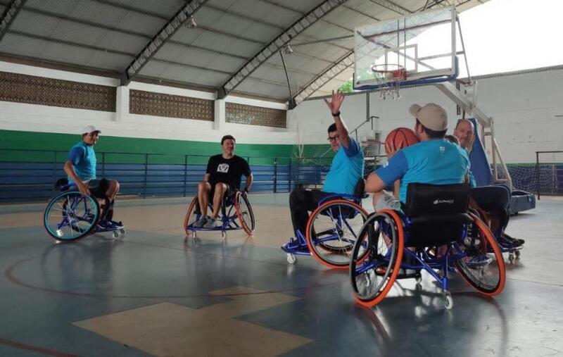 O projeto adquiriu 12 cadeiras de rodas esportivas, com angulação das rodas diferente e que permitem maior velocidade para facilitar o deslocamento mais rápido dos atletas (Foto: Divulgação)