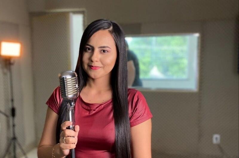 A jovem cantora tem o sonho de viver da música gospel (Foto: Divulgação)
