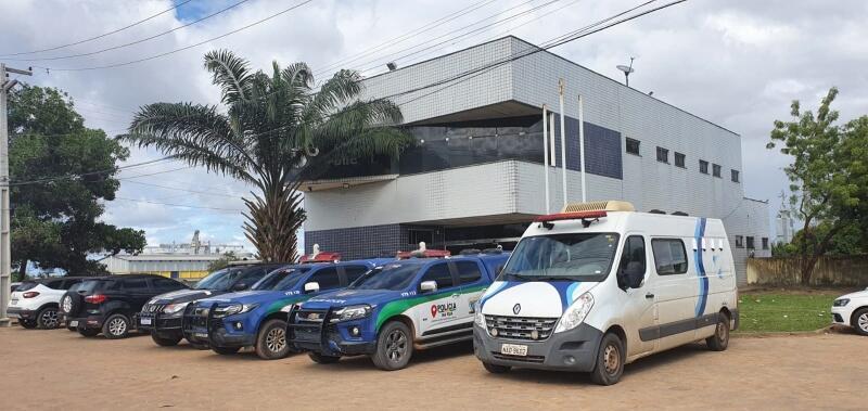 Após a prisão, o homem e o material foram apresentados à Central de Flagrantes para as providências legais e cabíveis (Foto: Lucas Luckezie/Folha BV)