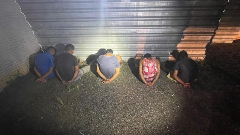 PM encontrou 13 trouxinhas de drogas no local onde eles estavam sentados (Foto: Divulgação)