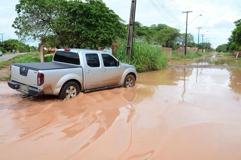 Morador tendo dificuldade para ter acesso a sua residência (Foto: Nilzete Franco/Folha BV)