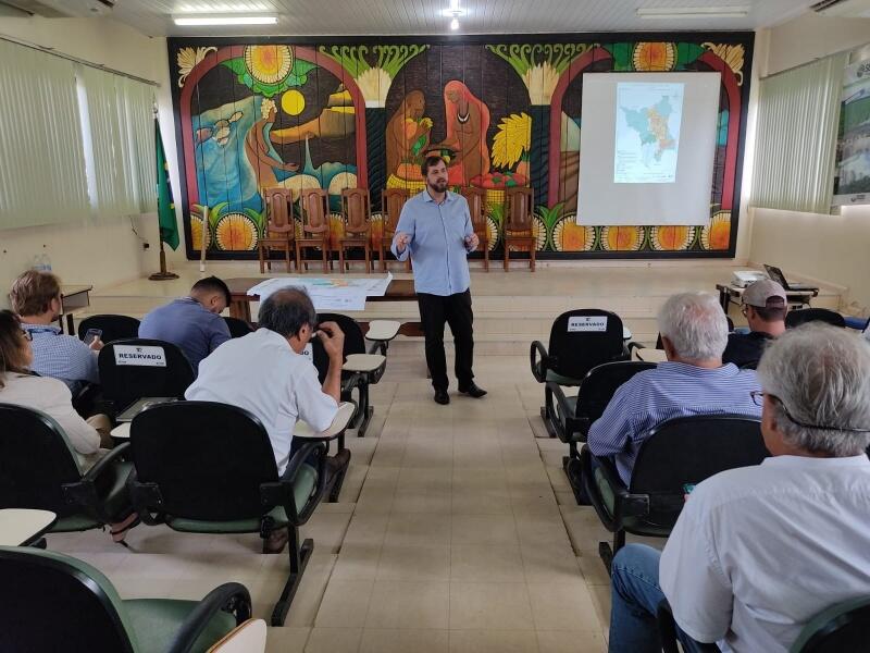 O secretário Emerson Bau apresentando a proposta aos técnicos do setor