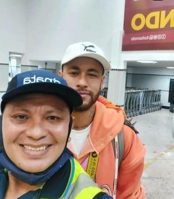 Funcionário do aeroporto fez selfie com o atleta (Foto: Divulgação)