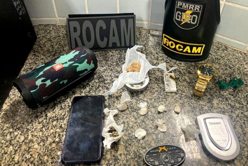 Foram encontrados no bolso da bermuda de N.A.S.N. oito invólucros, sendo seis de cocaína e dois de pasta base de cocaína. Um invólucro maior de maconha também foi encontrado com ele (Foto: Divulgação)