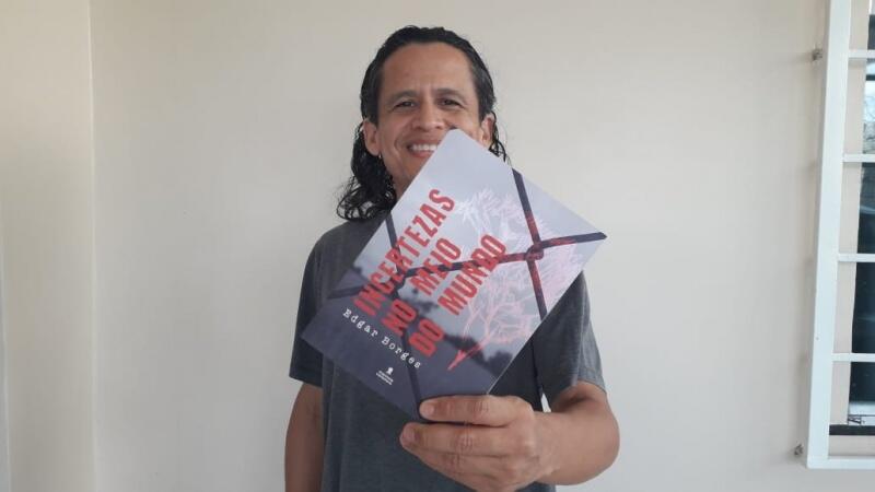 “Incertezas no Meio do Mundo'' é a terceira obra publicada por Edgar (Foto: Reprodução) “Incertezas no Meio do Mundo'' é a terceira obra publicada por Edgar (Foto: Reprodução)