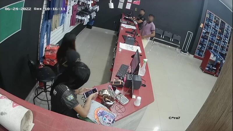 F.G.C (de camisa rosa) tentou usar o cartão em uma loja de roupas (Foto: Reprodução)