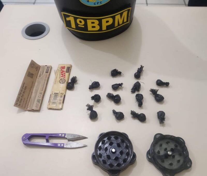 Material apreendido com o estudante (Foto: Divulgação)