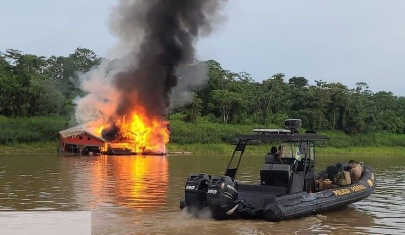 Maquinário destruído durante apreensão em garimpo ilegal (Foto: Divulgação)
