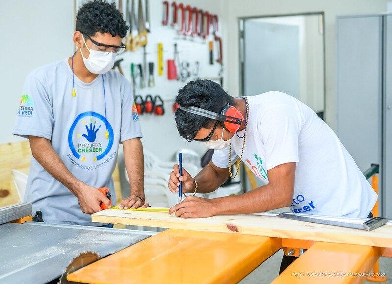 Os integrantes são acompanhados por um técnico, que presta auxílio e orientações durante todo o processo de criação e montagem (Foto:Katarine Almeida/PMBV)