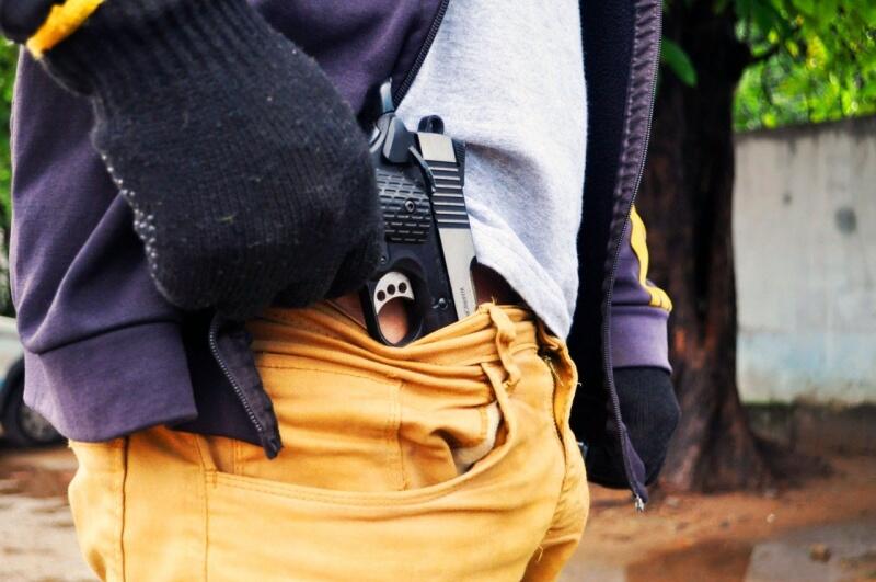 Durante a abordagem e busca pessoal, foi encontrado na cintura do idoso o revólver com seis munições no tambor, sendo cinco intactas e uma deflagrada (Foto: Arquivo Folha BV)