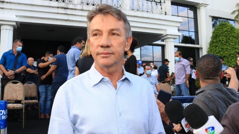 O governador Antonio Denarium durante evento em frente ao Palácio Senador Hélio Campos (Foto: Nilzete Franco/FolhaBV)