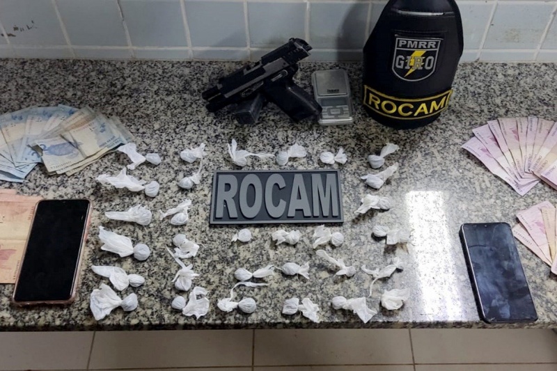 Os envolvidos e o material apreendido foram apresentados na Central de Flagrantes para as providências legais e cabíveis (Foto: Divulgação)