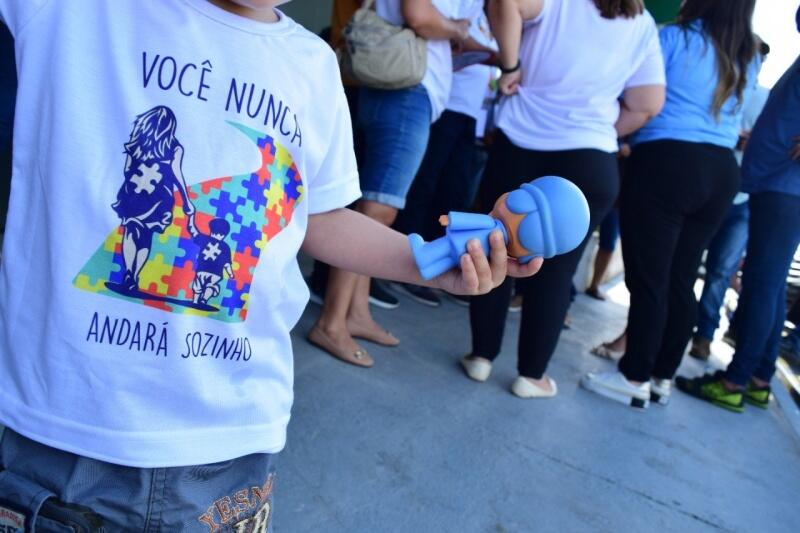 Pais levaram os filhos para manifestação (Foto: Nilzete Franco)