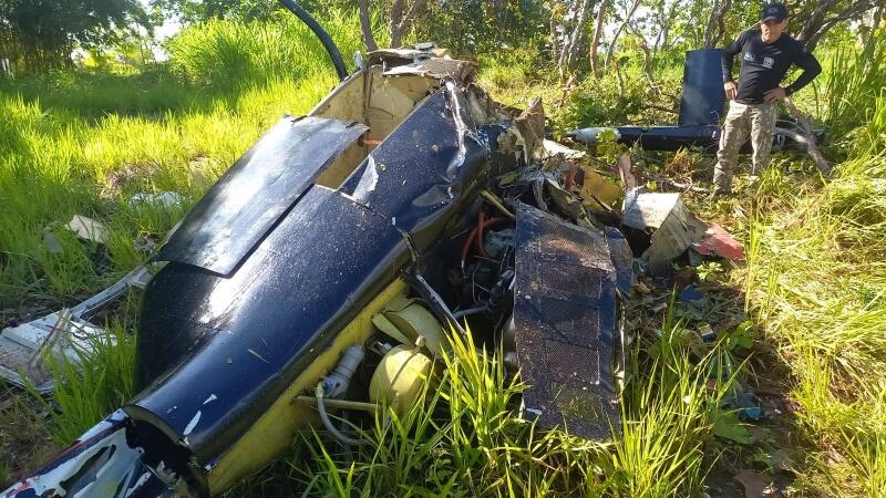 Helicóptero ficou destruído após a queda (Foto: Divulgação)