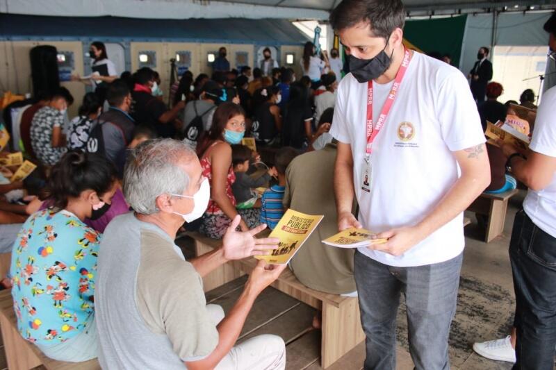 O lançamento contou com a presença de autoridades militares da Operação Acolhida, Membros do MPRR, alunos do Projeto MP Bilíngue e imigrantes que já receberam o material. (Foto: Divulgação)