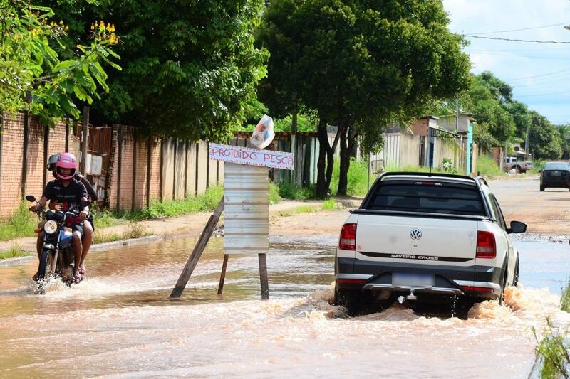 Alagamento atinge trecho da rua HC 14, no bairro Senador Hélio Campos (Foto: Nilzete Franco/Folha BV)
