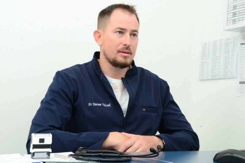 O médico Everton Walczak explicou em entrevista a Folha sobre o procedimento (Foto: Nilzete Franco/Folha BV)