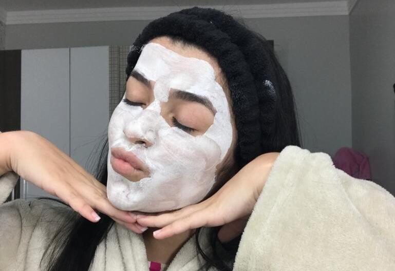 Aplicação do produto estimula a renovação celular, fornece nutrientes para o rosto e o corpo, além de ajudar a clarear manchas (Foto: Arquivo pessoal)