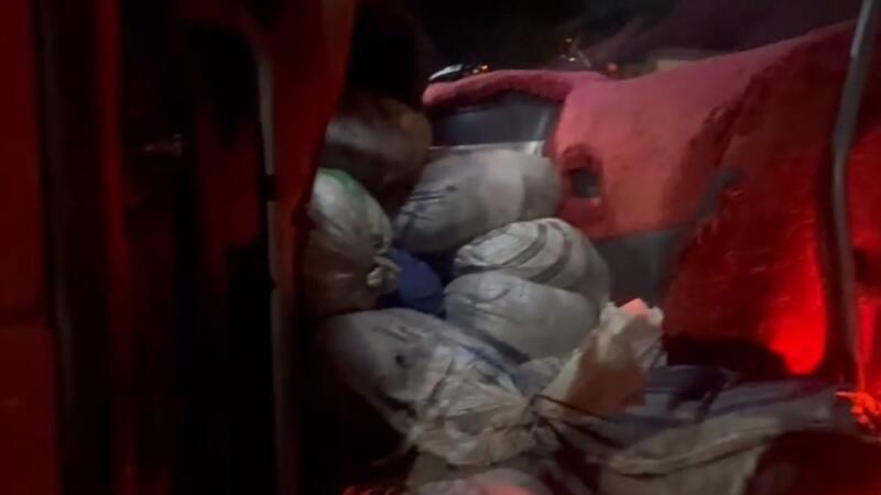 Denunciante notou os sacos na cabine do veículo após o motorista abrir a porta (Foto: Reprodução)