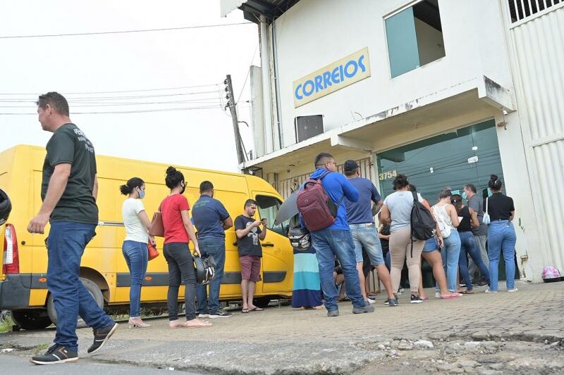 Fila que se formou em frente a uma unidade dos Correios (Foto: Divulgação)
