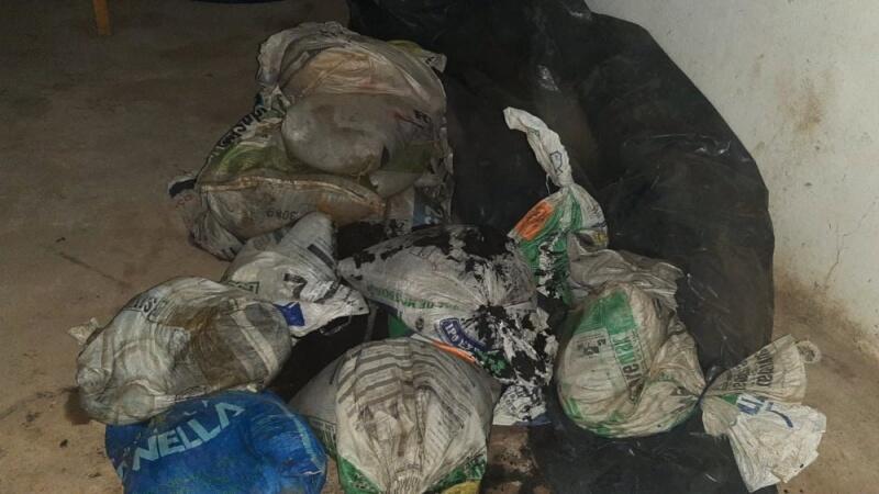 Apenas 150 quilos do minério foram imediatamente levados para a PF como amostra da apreensão (Foto: Divulgação)