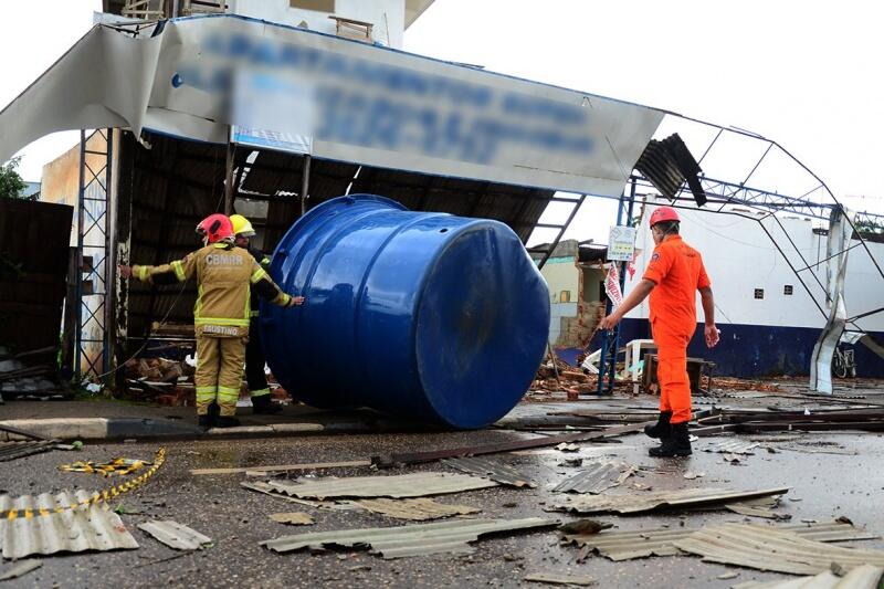 Momento em que os Bombeiros estão no local (Foto: Nilzete Franco/Folha BV)