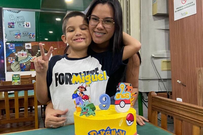 Amanda disse que mesmo com toda confusão, o filho ficou muito feliz com o bolo e com o jantar de aniversário ao lado da família e dos amigos (Foto: Arquivo pessoal)