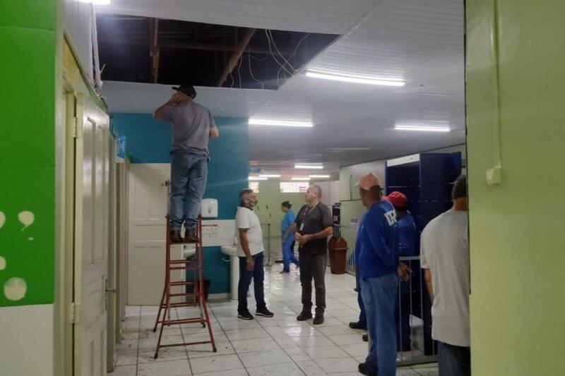 A área atingida na escola foi a copa e o refeitório. Não foi registrado nenhum tipo de acidente na unidade (Foto: Divulgação/Prefeitura de Boa Vista)