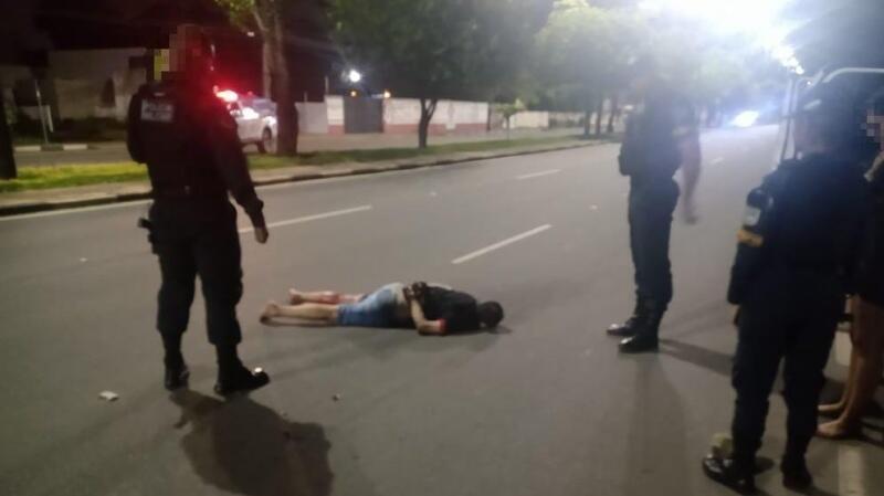 Agressão ocorreu no interior de uma caminhonete estacionada em via pública (Foto: Divulgação)