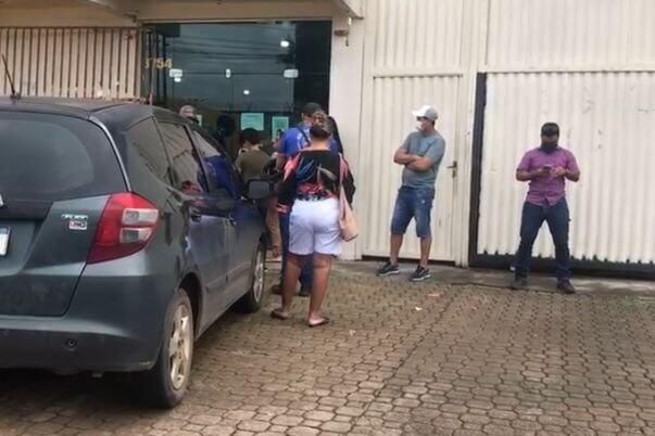 Eles alegam que diariamente, apenas uma pessoa realiza o atendimento de entrega de senhas e busca pelo objeto de encomenda (Foto: Arquivo Pessoal)