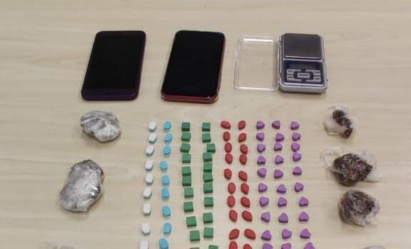 Foram apreendidos 118 comprimidos da droga sintética, além de sete embalagens com maconha pronta para venda e uma balança de precisão (Foto: Divulgação/PF)